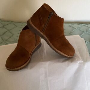 Born Chestnut Color Suede/Leather Ankle Boots size 9